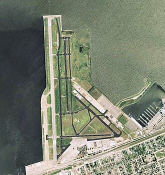 Lakefront Airport — airport photograph