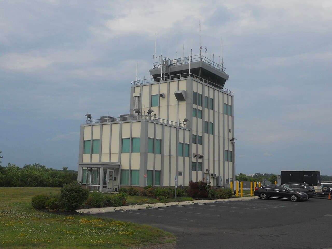 Airport facilities at Morristown Municipal Airport (MMU)