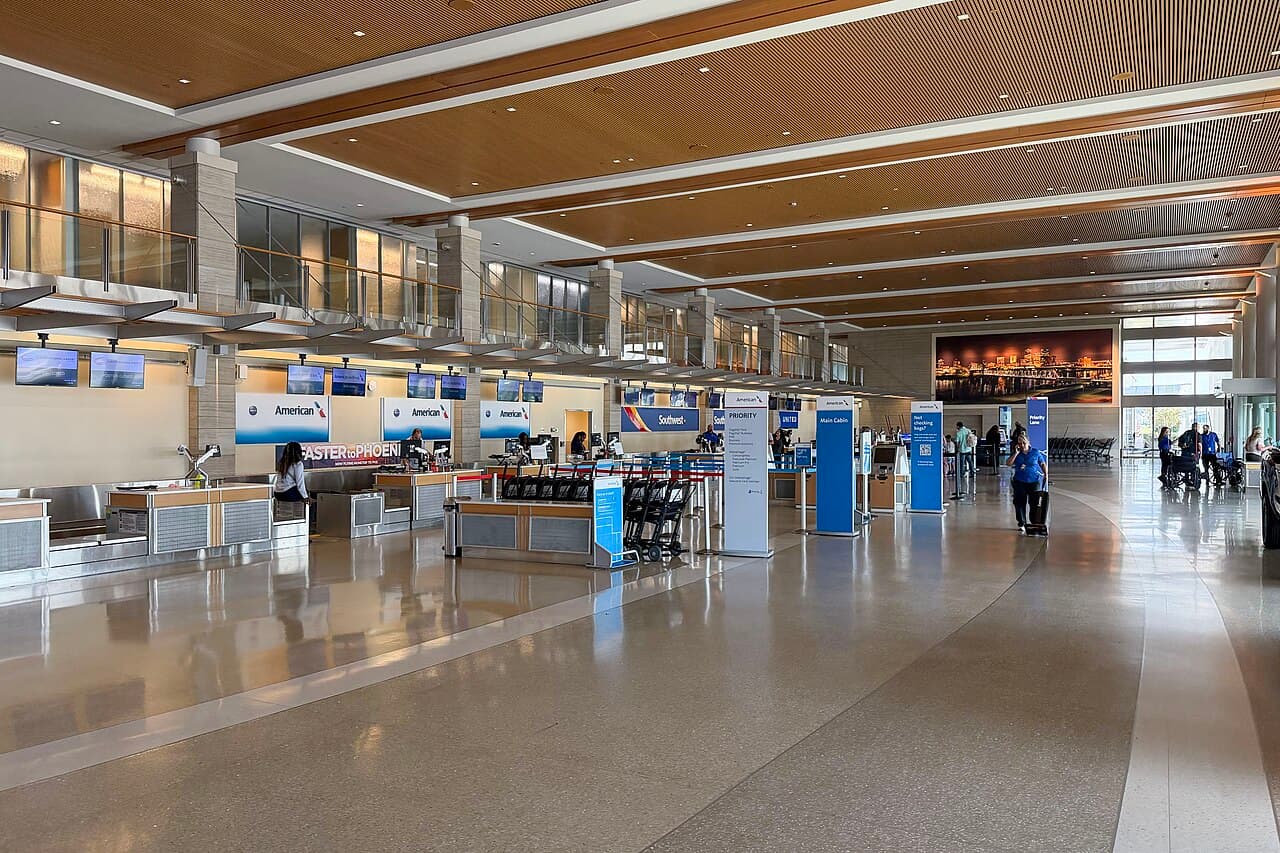 Airport facilities at Bill & Hillary Clinton National Airport/Adams Field (LIT)