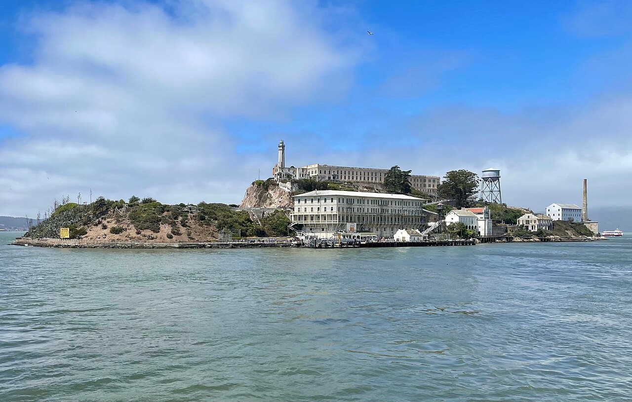 Alcatraz Ferry at Pier 33, California — destination view