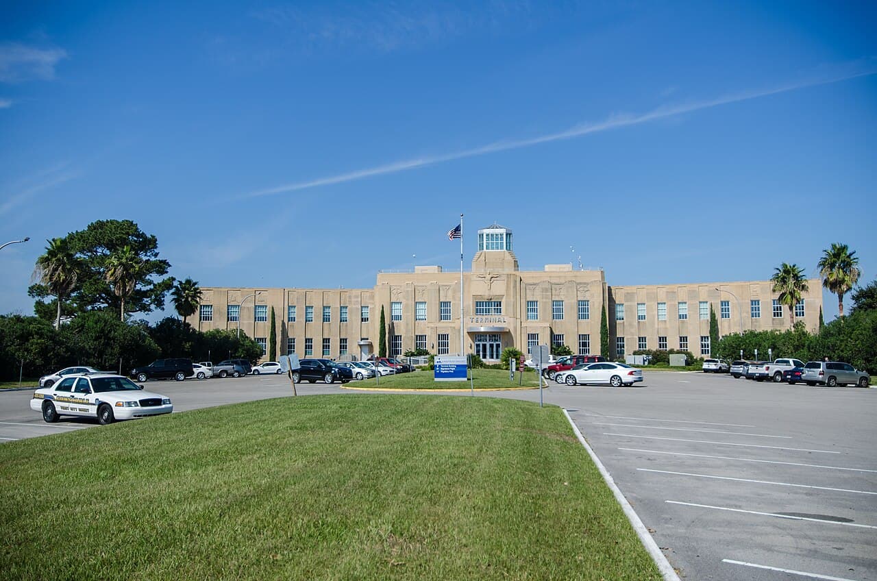 Airport facilities at Lakefront Airport (NEW)