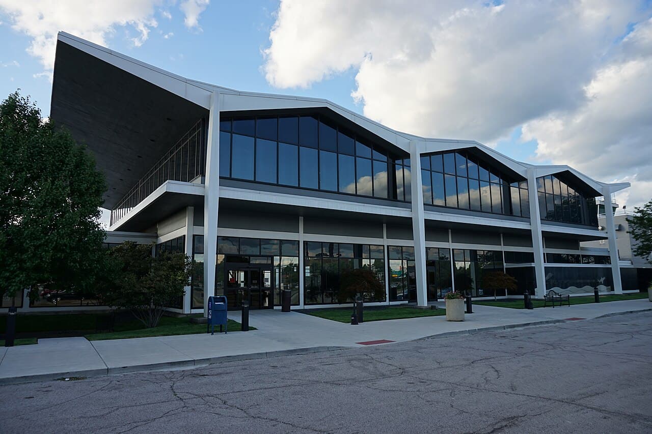 Airport facilities at Burke Lakefront Airport (BKL)