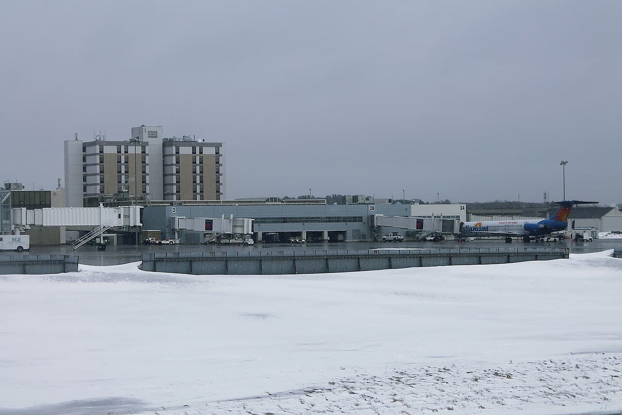 Airport facilities at Bangor International Airport (BGR)
