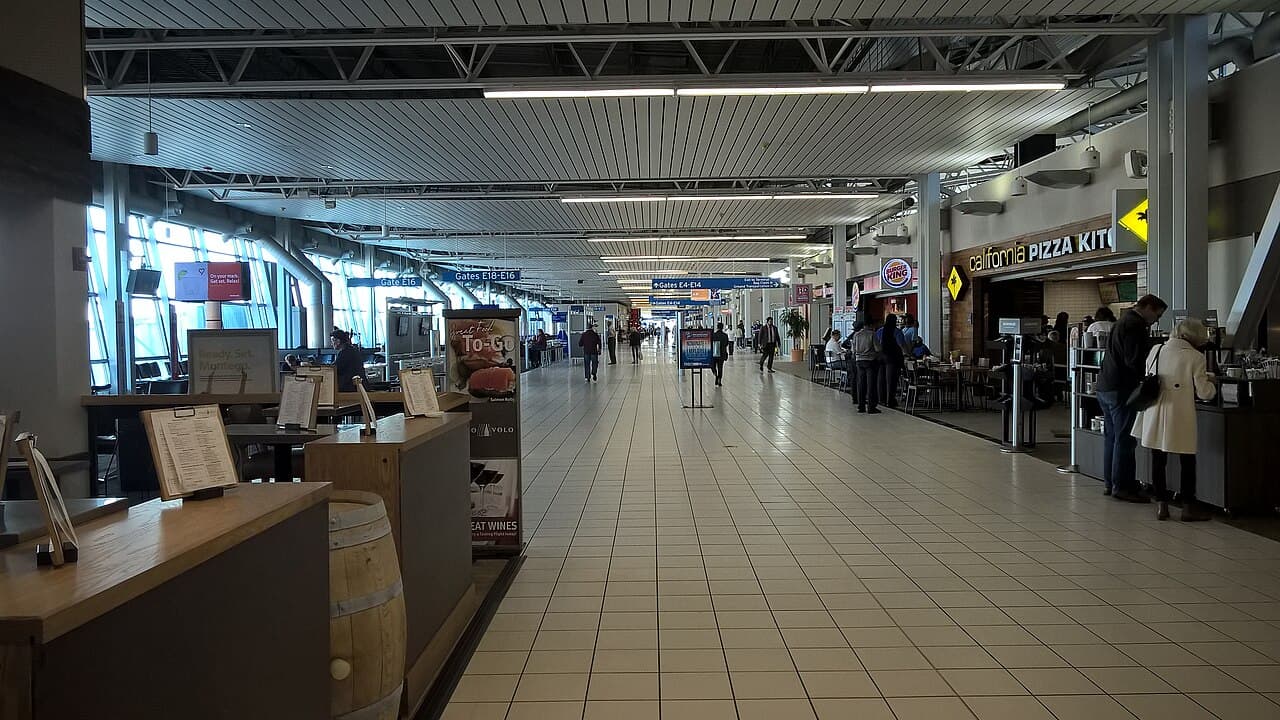 Airport facilities at St. Louis Lambert International Airport (STL)