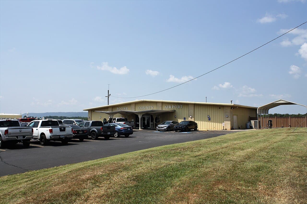 Airport facilities at Boone County Airport (HRO)