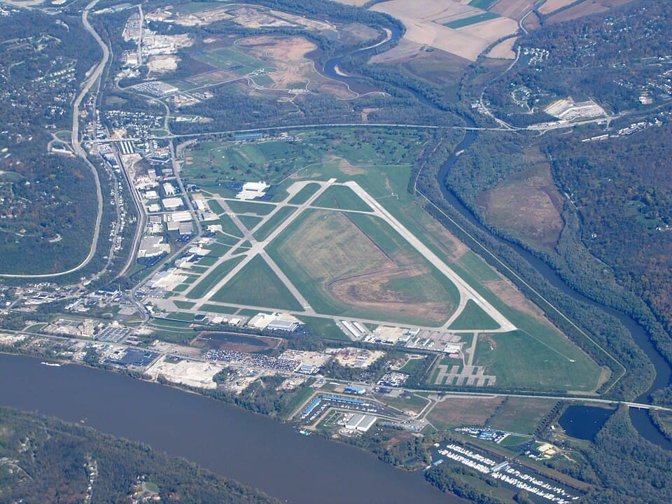 Cincinnati Municipal Airport Lunken Field — airport photograph