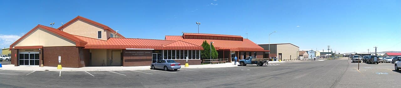 Airport facilities at Yellowstone Regional Airport (COD)