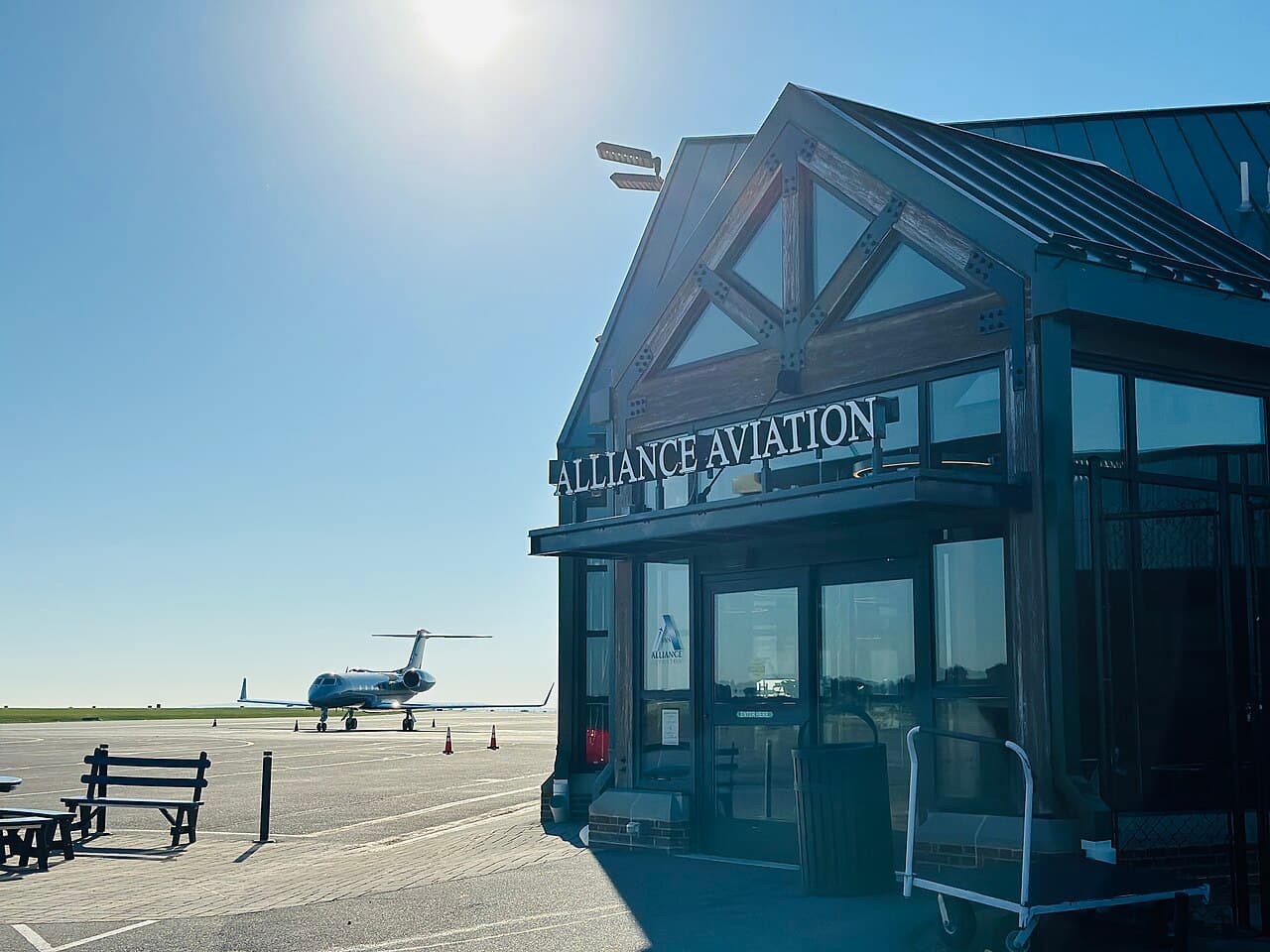 Airport facilities at Lancaster Airport (LNS)
