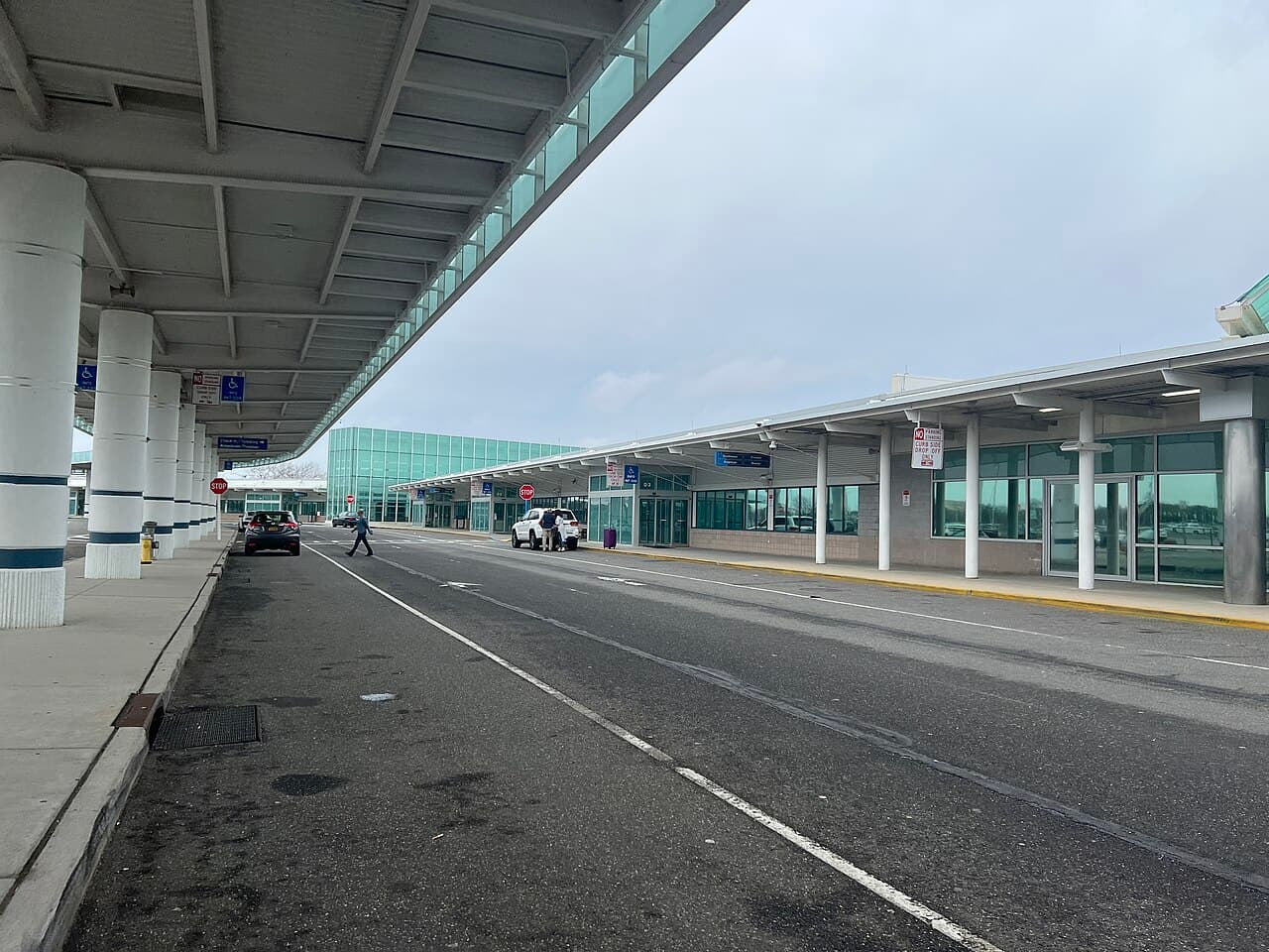 Airport facilities at Long Island MacArthur Airport (ISP)