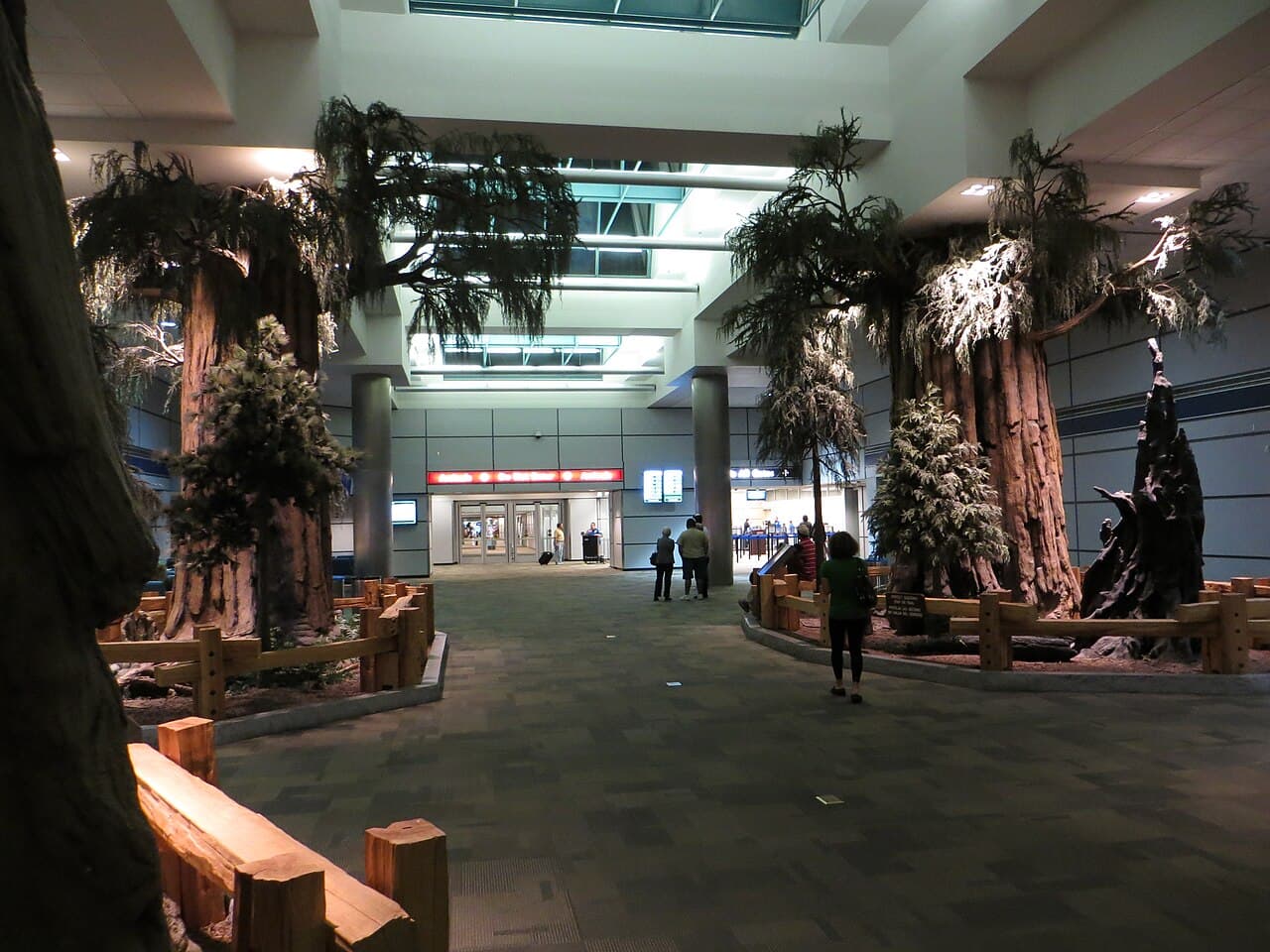 Airport facilities at Fresno Yosemite International Airport (FAT)
