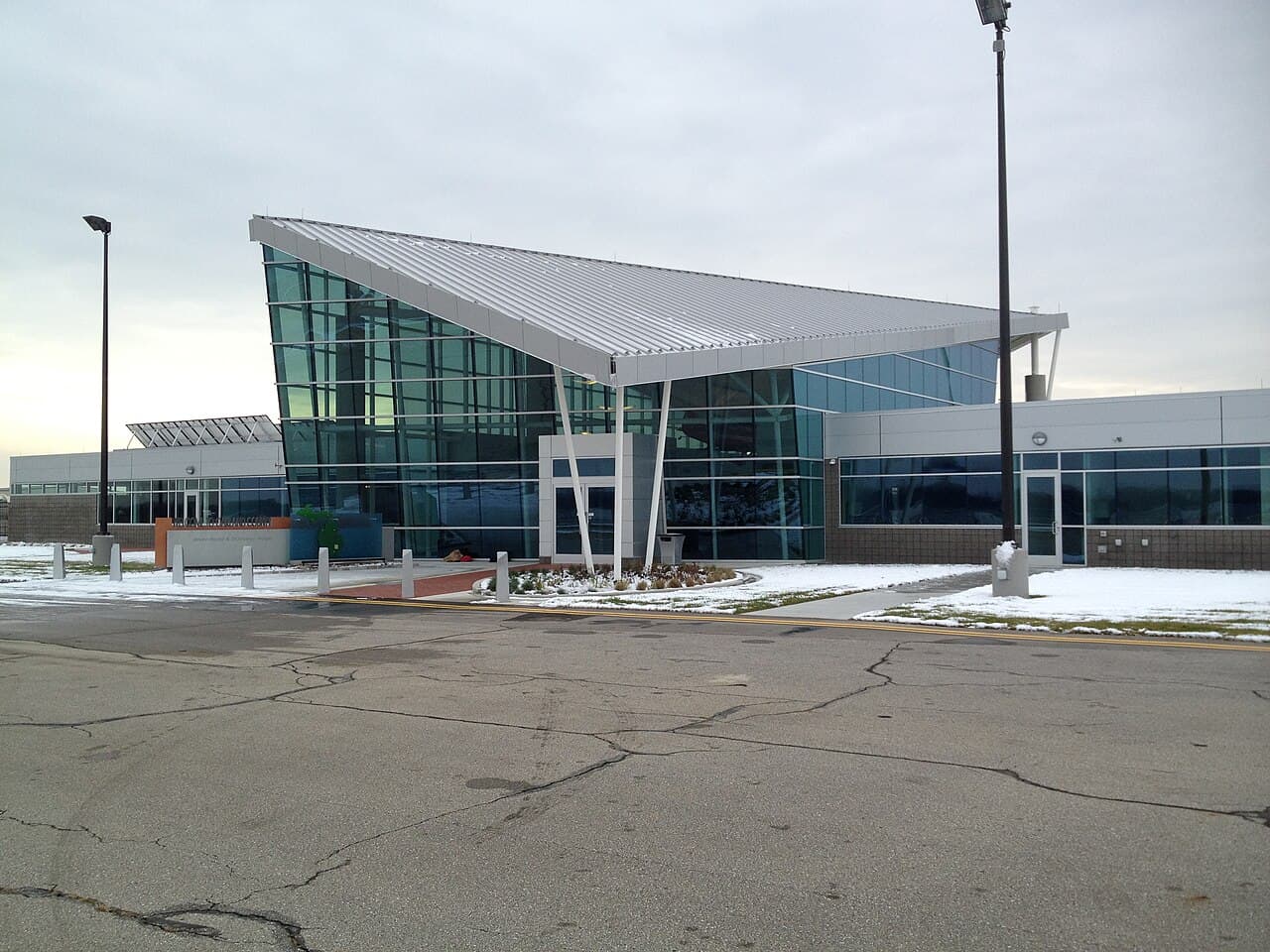 Airport facilities at Oakland County International Airport (PTK)