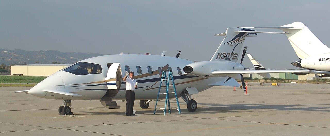 Airport facilities at Camarillo Airport (CMA)