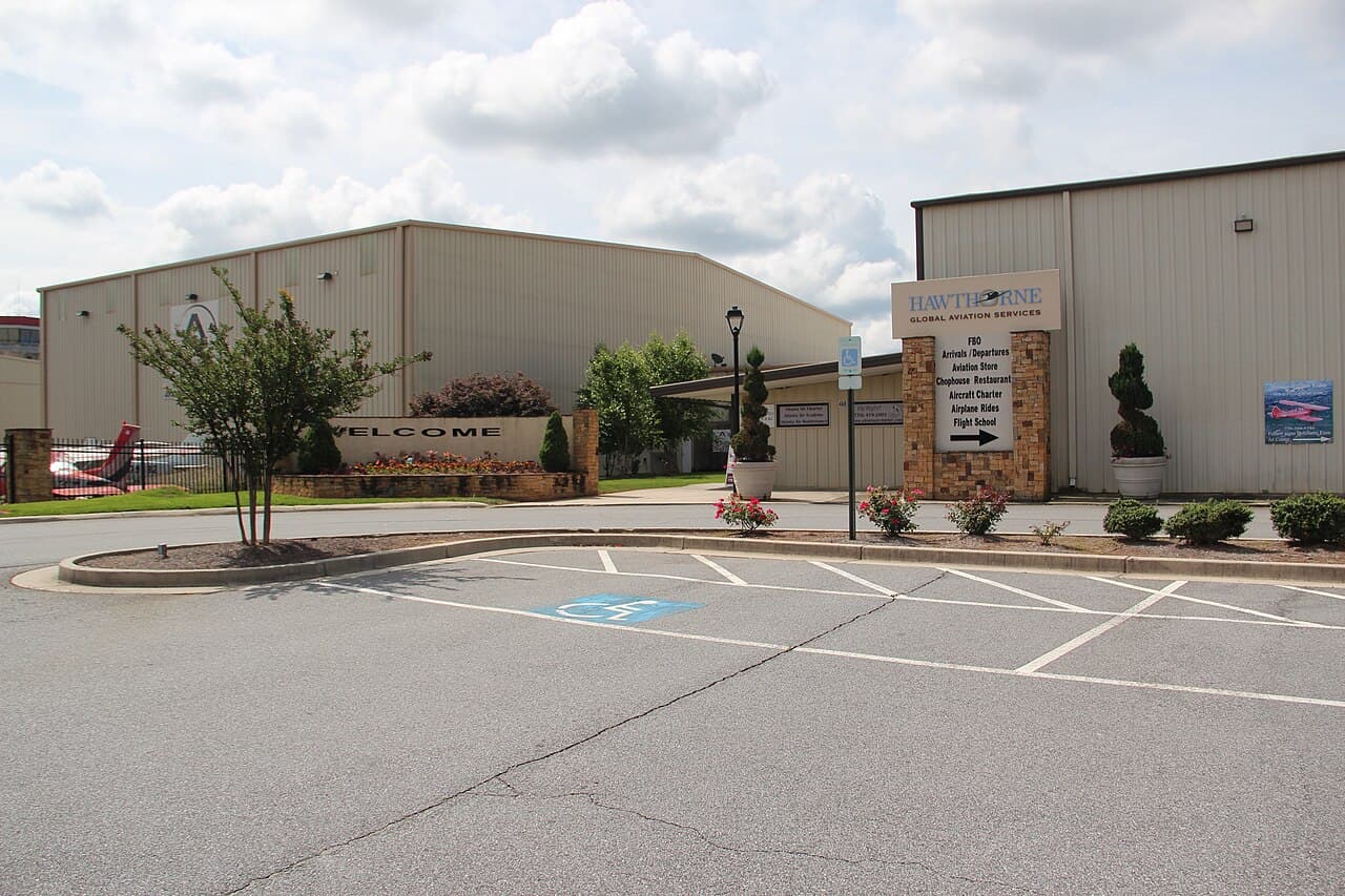Airport facilities at Cobb County International Airport-McCollum Field (RYY)