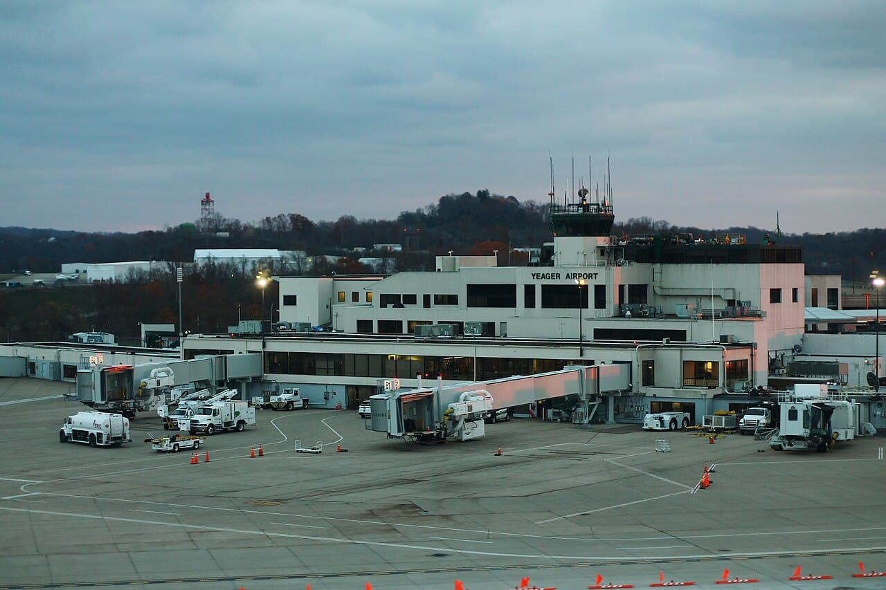 Airport facilities at Yeager Airport (CRW)