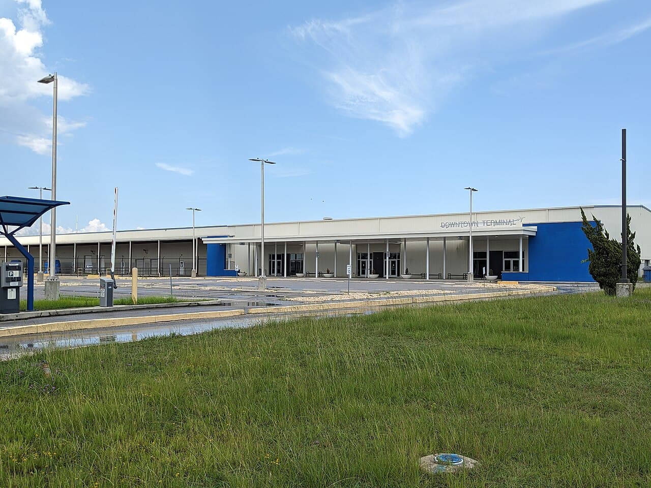 Airport facilities at Mobile Downtown Airport (BFM)