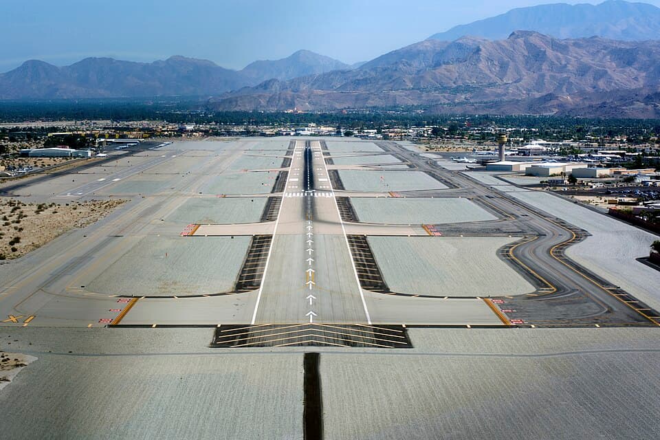 Palm Springs International Airport — airport photograph