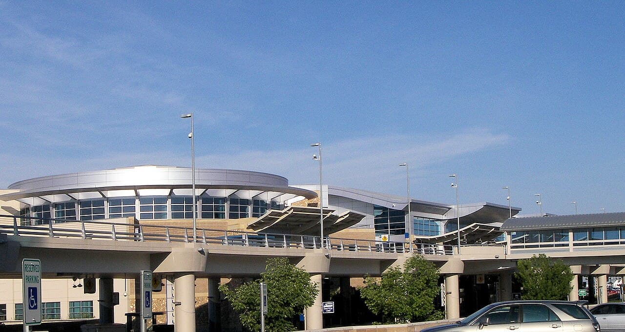 Airport facilities at Boise Air Terminal/Gowen Field (BOI)