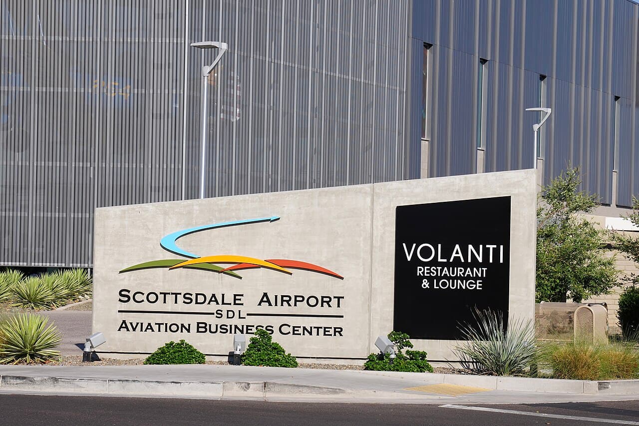 Airport facilities at Scottsdale Airport (SCF)