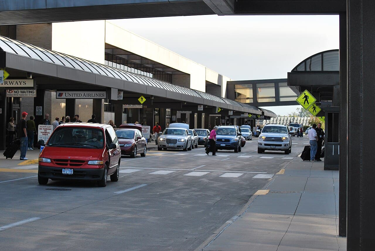 Airport facilities at Eppley Airfield (OMA)