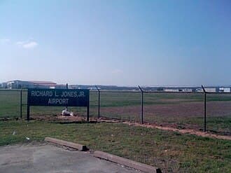 Tulsa Riverside Airport — airport photograph