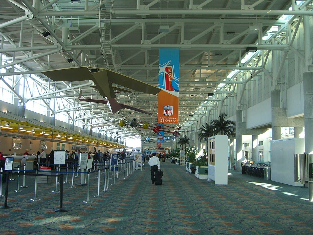 Airport facilities at Fort Lauderdale Hollywood International Airport (FLL)