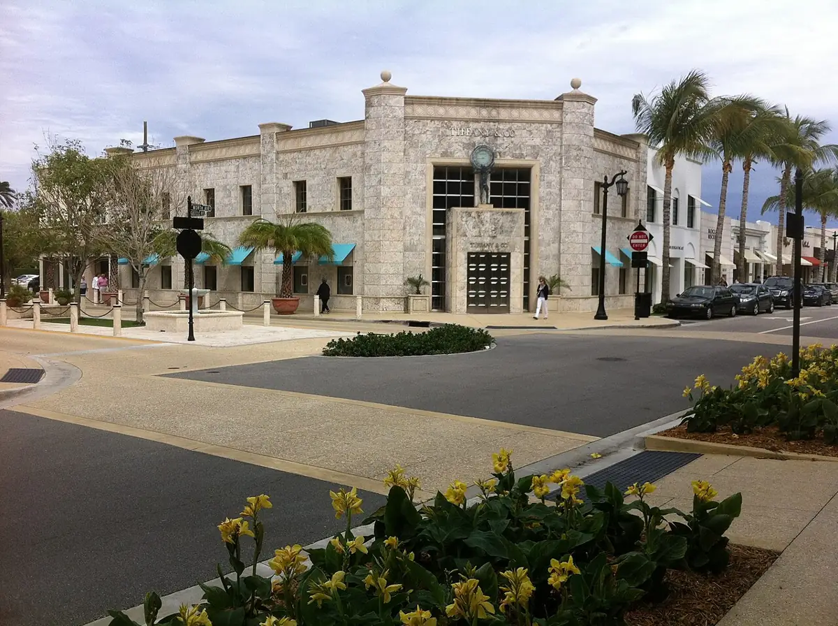 Worth Avenue and Hibiscus Avenue in Palm Beach